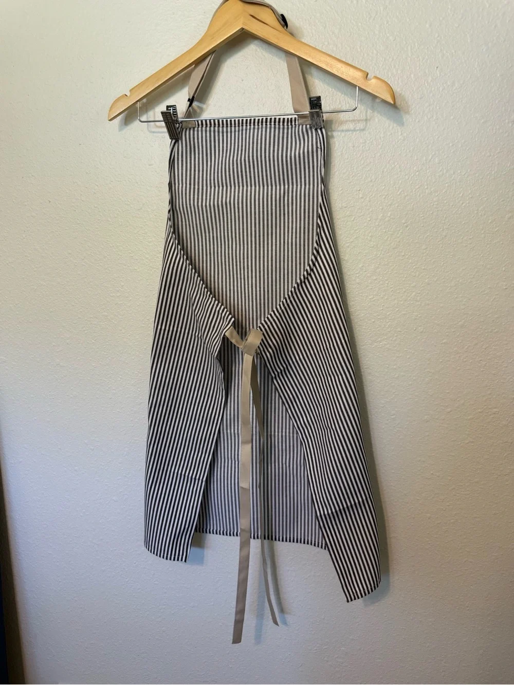 BELUVI Striped Bib Apron Neutral Cream Adjustable Pocket